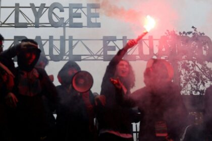Detienen a dos personas por linchamiento de policía durante protestas estudiantiles en Francia
