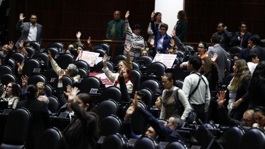 Diputados de la 4T aprueban en lo general la Ley Antimemes