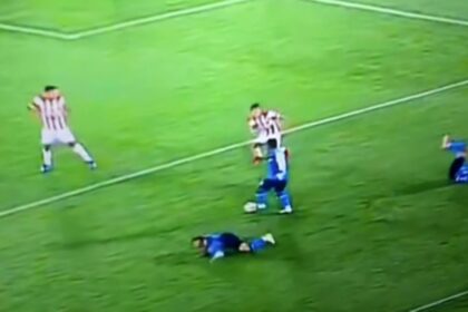 Dos compañeros se estrellan a toda velocidad tras fallida jugada de pizarrón