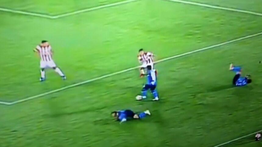 Dos compañeros se estrellan a toda velocidad tras fallida jugada de pizarrón