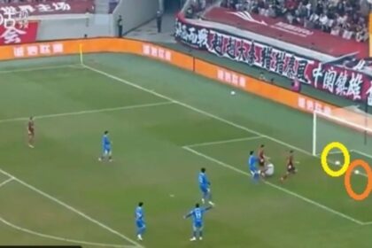 Dos pelotas entran simultáneamente en la jugada más insólita del año