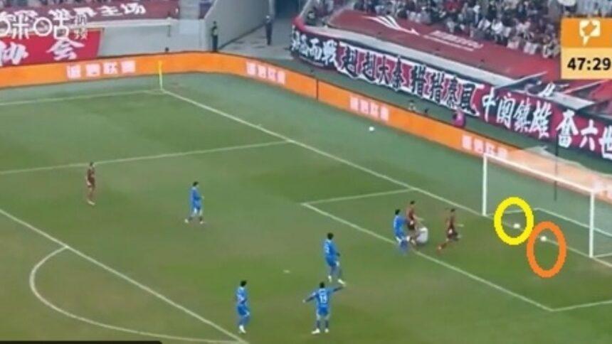 Dos pelotas entran simultáneamente en la jugada más insólita del año