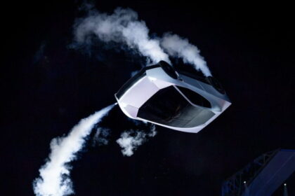 Elon Musk presenta el Tesla Roadster que vuela, salta y gira