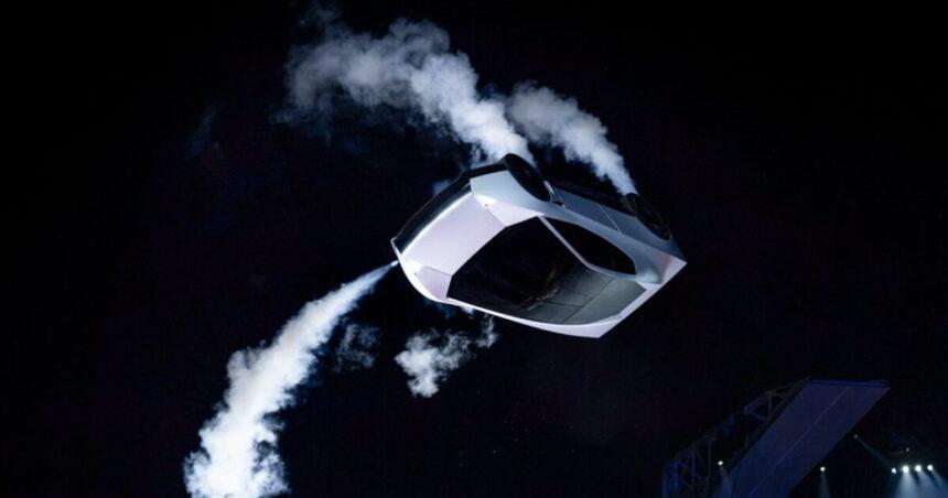 Elon Musk presenta el Tesla Roadster que vuela, salta y gira