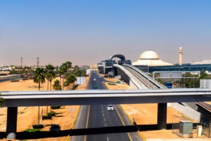 Explosión y varios heridos en aeropuerto de Arabia Saudita; aerolíneas cancelan vuelos