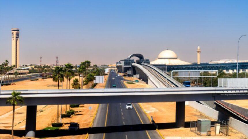 Explosión y varios heridos en aeropuerto de Arabia Saudita; aerolíneas cancelan vuelos