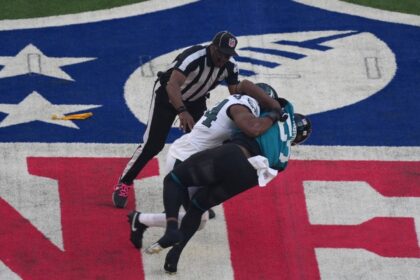 Expulsan a dos jugadores a los 13 segundos; Jacksonville gana en Londres
