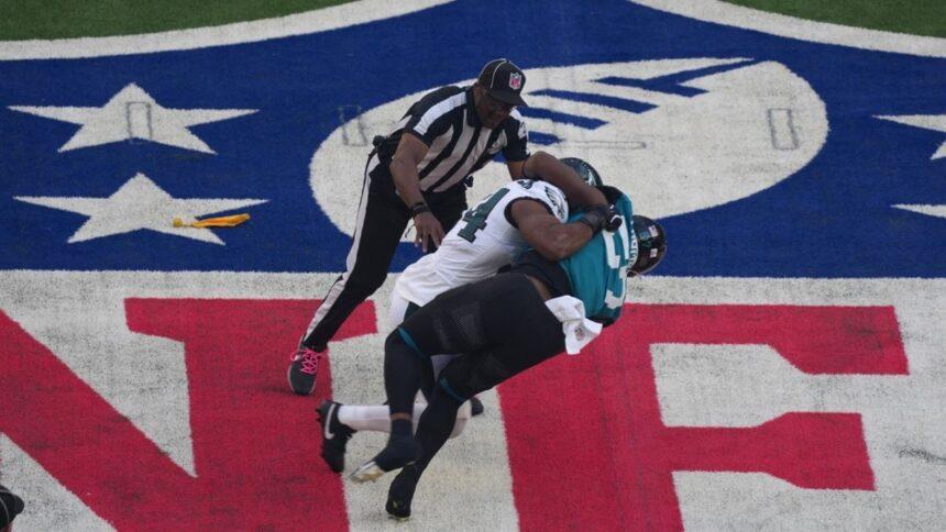Expulsan a dos jugadores a los 13 segundos; Jacksonville gana en Londres
