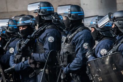 Francia detiene a adolescente de 14 años por disparar a dos docentes