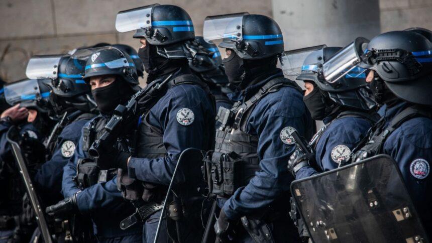 Francia detiene a adolescente de 14 años por disparar a dos docentes