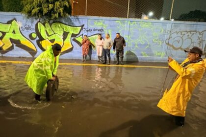 fuertes lluvias inundan tlahuac y dejan autos varados Fuertes lluvias inundan Tláhuac y dejan autos varados