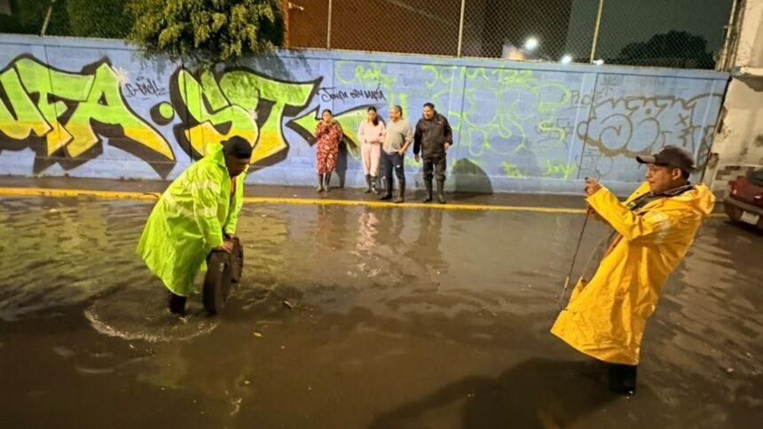 Fuertes lluvias inundan Tláhuac y dejan autos varados