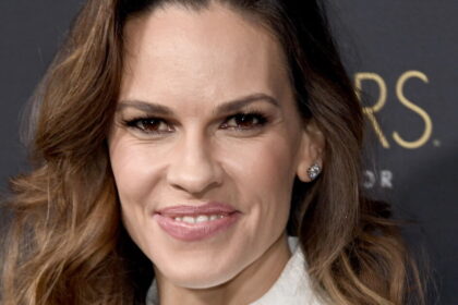 Hilary Swank responde a críticas por ser mamá a los 52