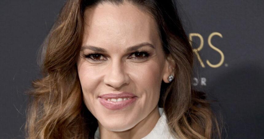 Hilary Swank responde a críticas por ser mamá a los 52