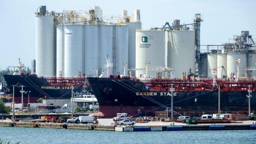 Huracán Isaías reduce más del 60% de la producción petrolera del Golfo