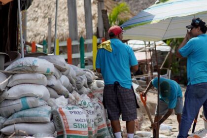 Huracán “Simón” cambia de trayectoria y permanecerá más tiempo frente a las costas de Jalisco