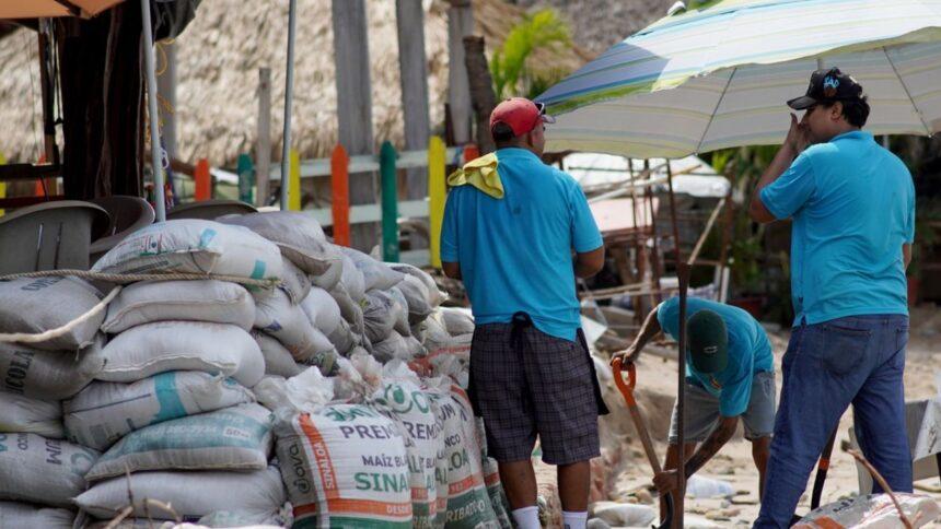 Huracán “Simón” cambia de trayectoria y permanecerá más tiempo frente a las costas de Jalisco