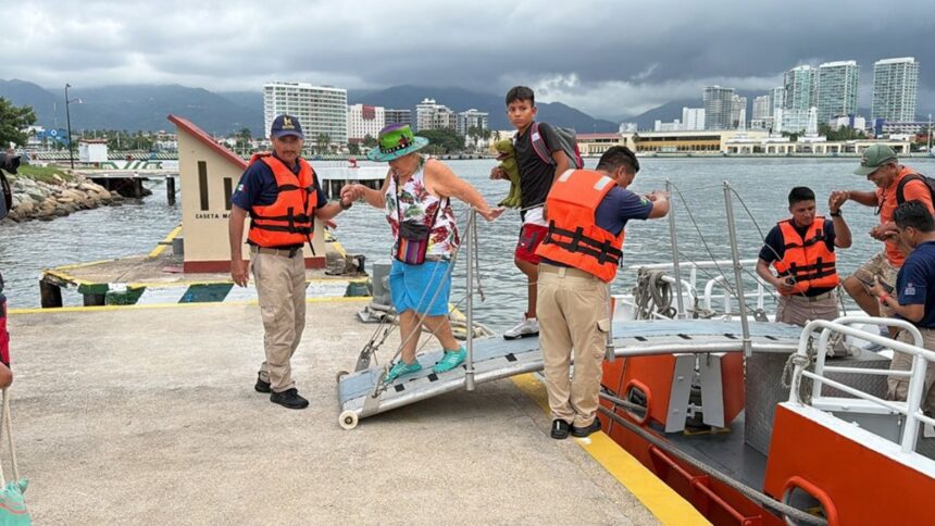 Huracán Simón categoría 4 obliga a evacuar comunidades costeras de Jalisco