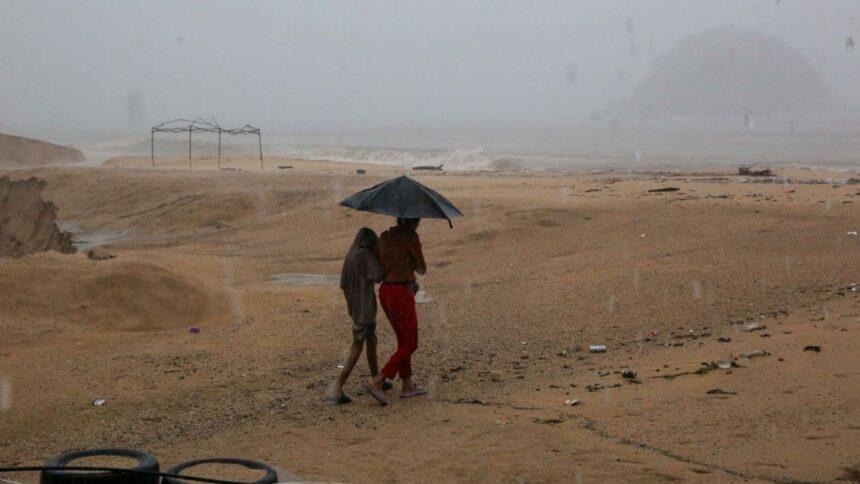 Huracán Simón podría intensificarse a categoría 3 y tocar tierra en Jalisco