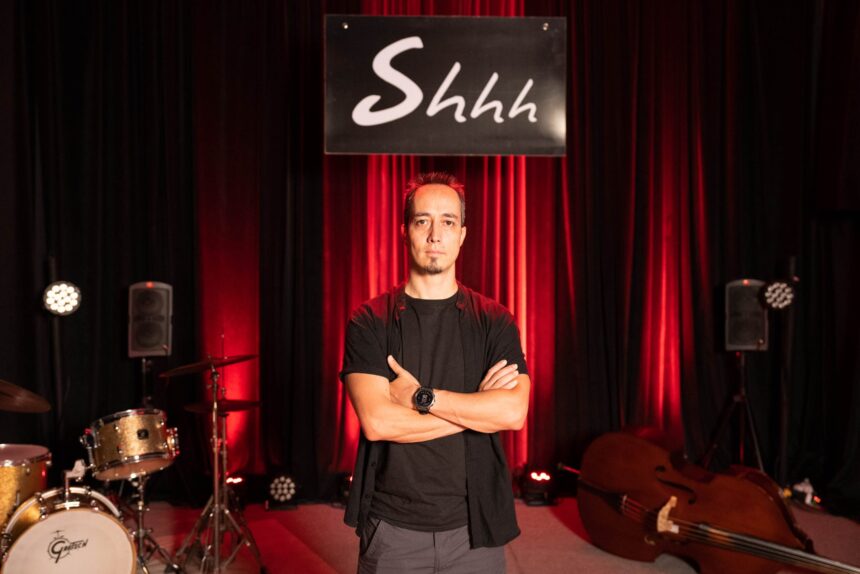 Improvisación musical coloca al público en el centro creativo con Omar Córdova