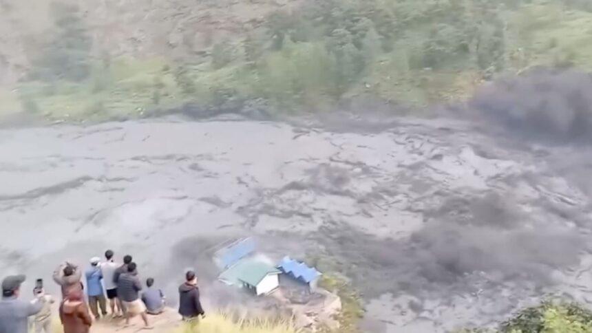 Inundación repentina en Nepal arrasa unas 40 casas; cinco personas desaparecidas