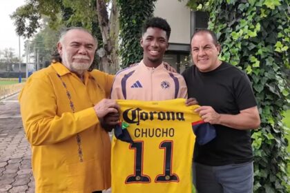 Jesús Ochoa entrega última playera del América al hijo de Christian Benítez