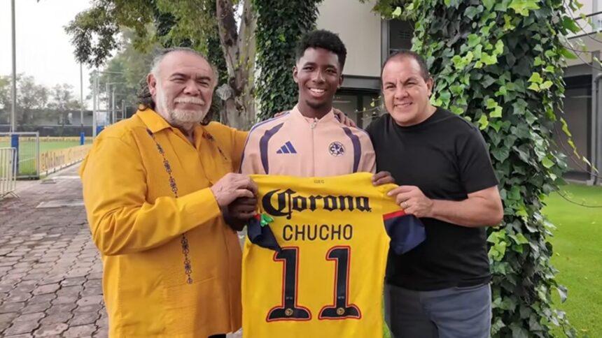 Jesús Ochoa entrega última playera del América al hijo de Christian Benítez