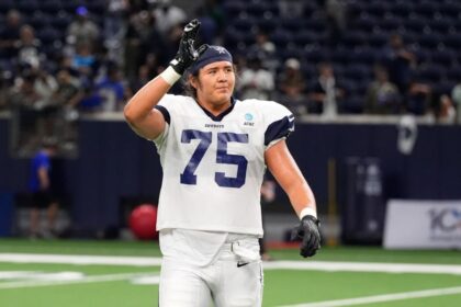 Jugador indígena cortado por Cowboys es héroe para navajos de Nuevo México