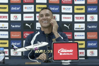 Keylor Navas interrumpe conferencia de Pumas para contestar llamada de su esposa