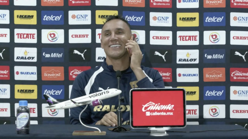 Keylor Navas interrumpe conferencia de Pumas para contestar llamada de su esposa