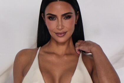 Kim Kardashian impacta en CDMX con revelador diseño de Schiaparelli