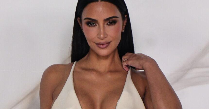 Kim Kardashian impacta en CDMX con revelador diseño de Schiaparelli