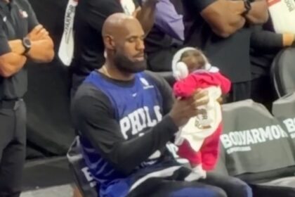 LeBron James carga a bebé de Tyrese Maxey en práctica de Sixers