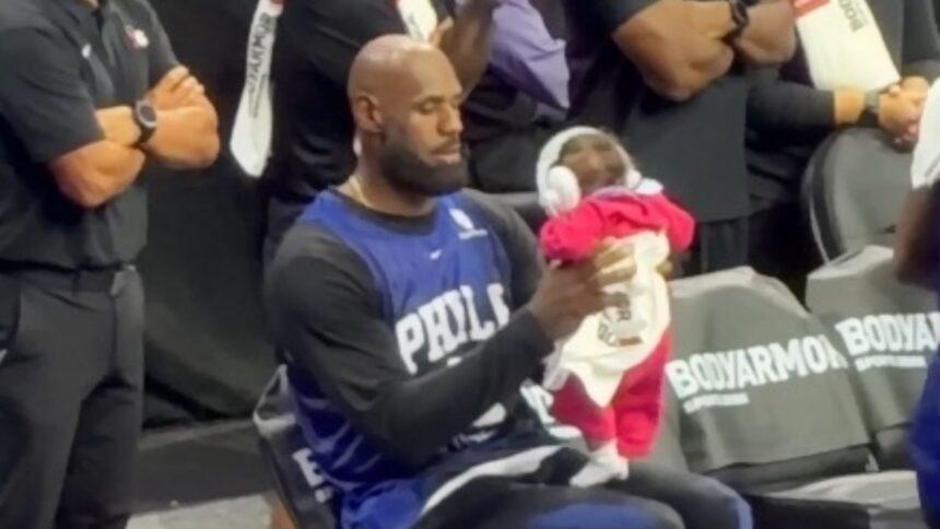LeBron James carga a bebé de Tyrese Maxey en práctica de Sixers