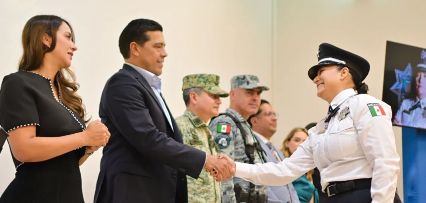 Leo Montañez reconoce a 13 policías municipales