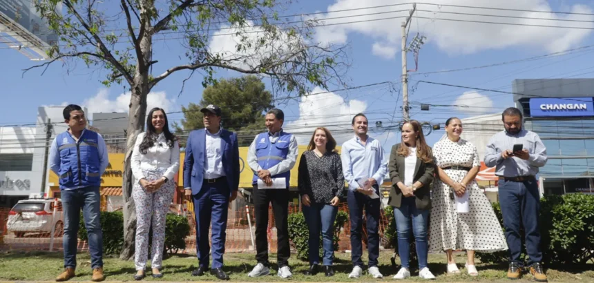 Leo Montañez supervisa obra vial en avenida Independencia