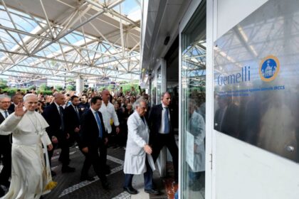León XIV entra a pie al hospital este martes por intervención pulmonar