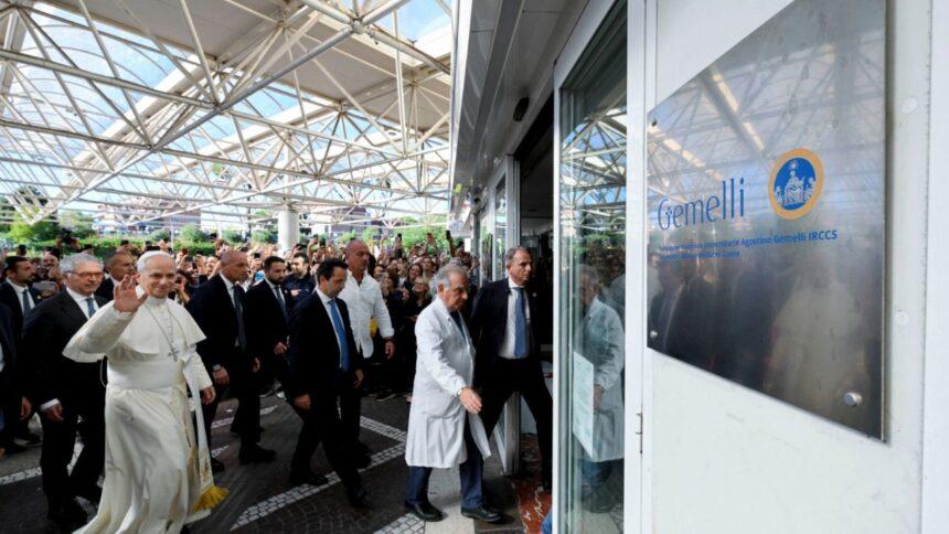 León XIV entra a pie al hospital este martes por intervención pulmonar