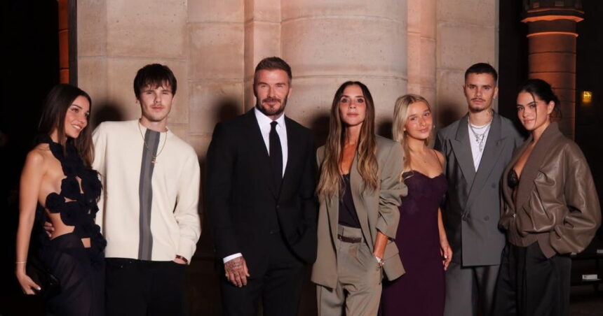 Los Beckham arropan a Victoria en París y Brooklyn vuelve a faltar