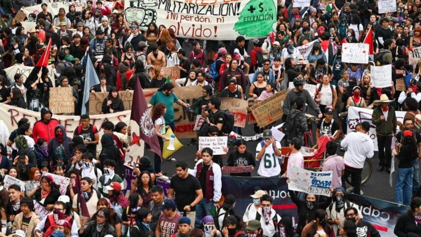 Marcha inicia en CDMX por 58 años de la matanza de Tlatelolco