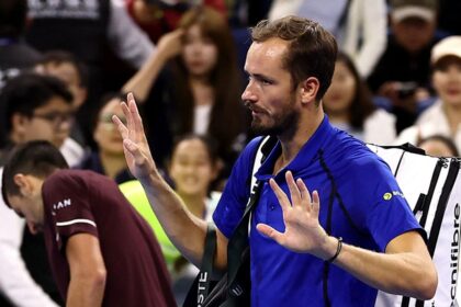 Medvedev, descalificado del Abierto de China tras pelotazo a espectador