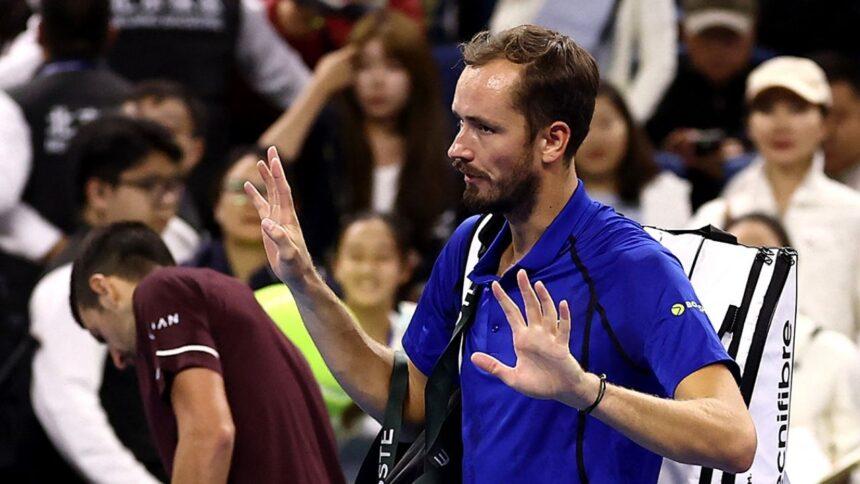 Medvedev, descalificado del Abierto de China tras pelotazo a espectador