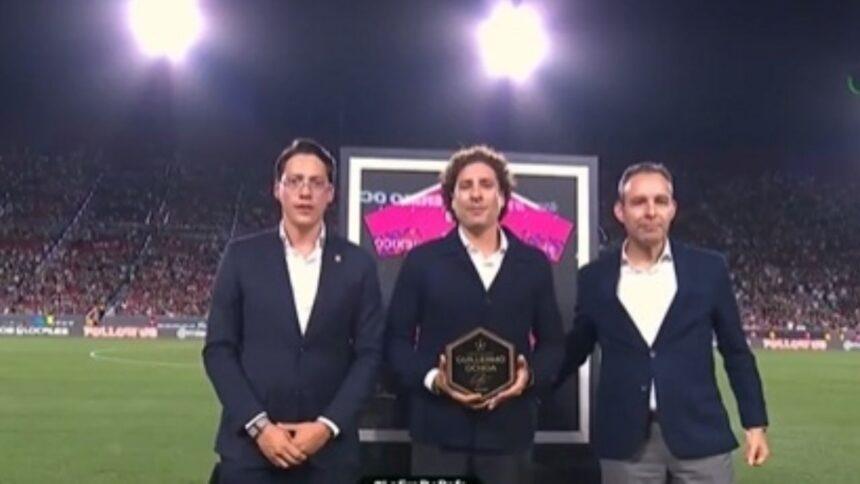 Memo Ochoa homenajeado por la Selección Mexicana ante Chile tras el 7-0