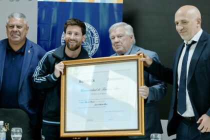 Messi recibe el doctorado honoris causa de la UBA antes de despedirse