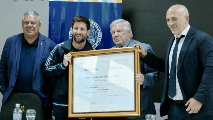 Messi recibe el doctorado honoris causa de la UBA antes de despedirse