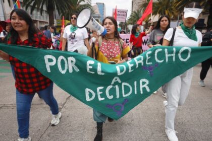 Miles marchan en México por apoyo a embarazadas y contra violencia familiar