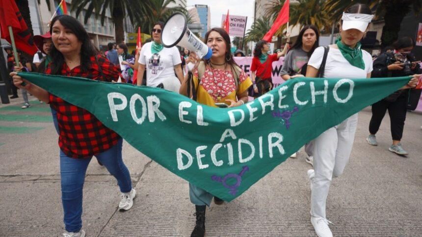 Miles marchan en México por apoyo a embarazadas y contra violencia familiar