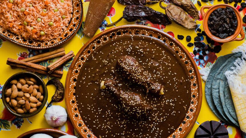 Mole poblano: el sabor ancestral que define la identidad gastronómica de Puebla
