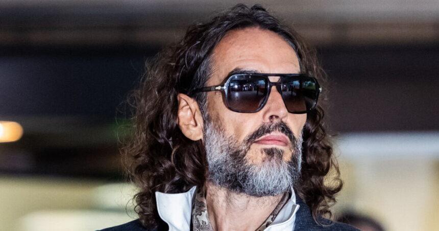 Mujer acusa a Russell Brand de comportarse como “un monstruo”