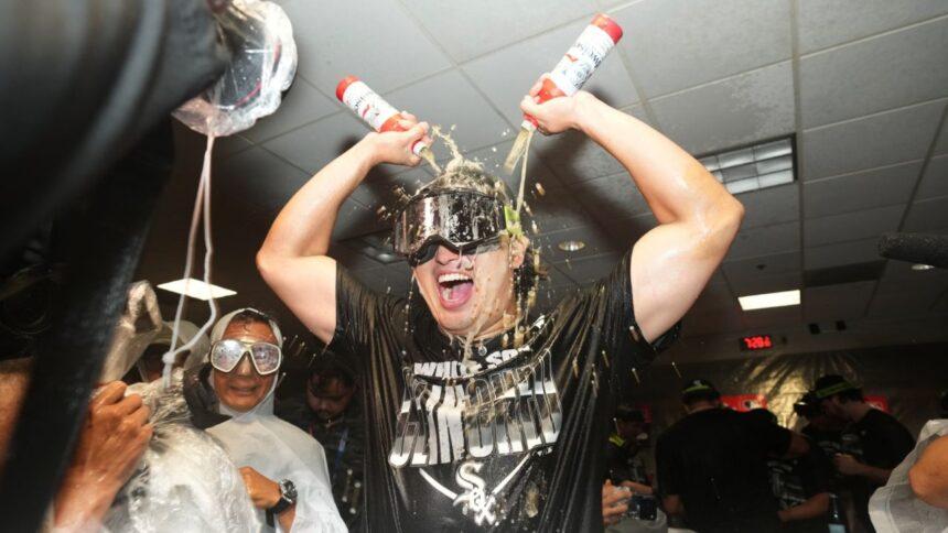 Munetaka Murakami celebra eufórico el pase de Medias Blancas a Serie Divisional